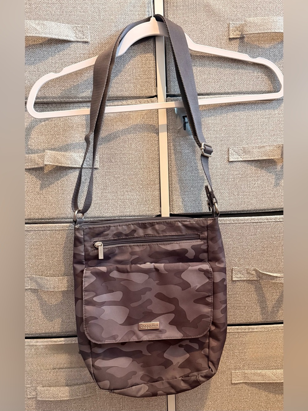 Baggallini camo crossbody